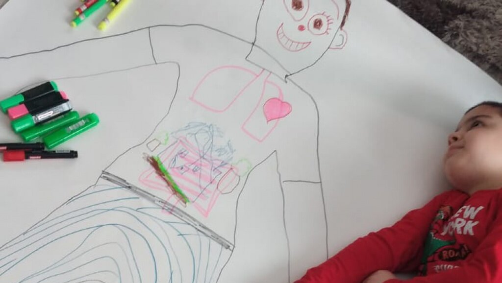 MİNİK ATAHAN TÜRK KENDİ KALBİNİ ÇİZDİ !