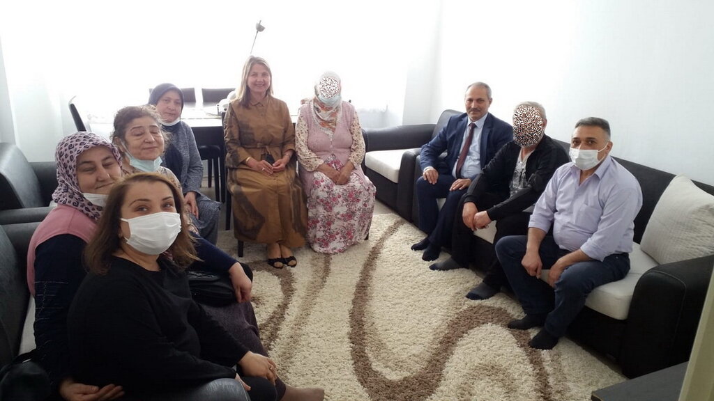 İHTİYAÇ SAHİBİ AİLELERİN YARDIM ELİ OLDULAR