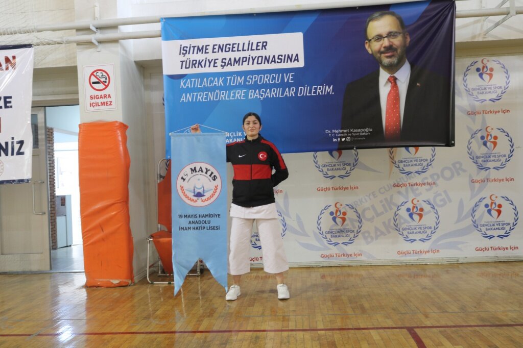 SAMSUNLU SİNEM ÖZKAN KARATE TÜRKİYE ŞAMPiYONU