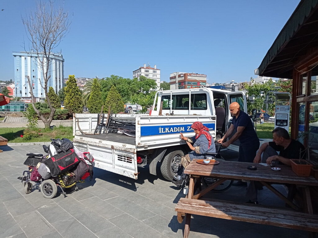 ENGELLİ BAYANIN YARDIMINA ZABITA EKİPLERİ KOŞTU