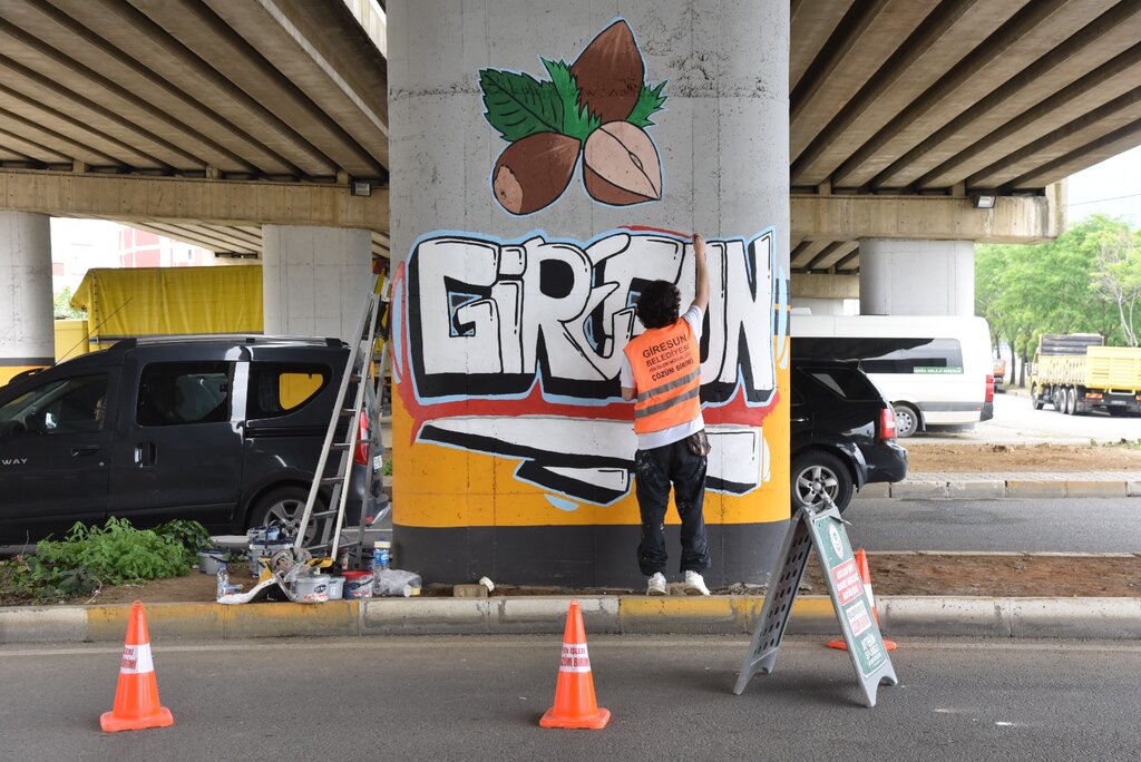 GİRESUN’DA VİYADÜK AYAKLARI RENKLENDİ