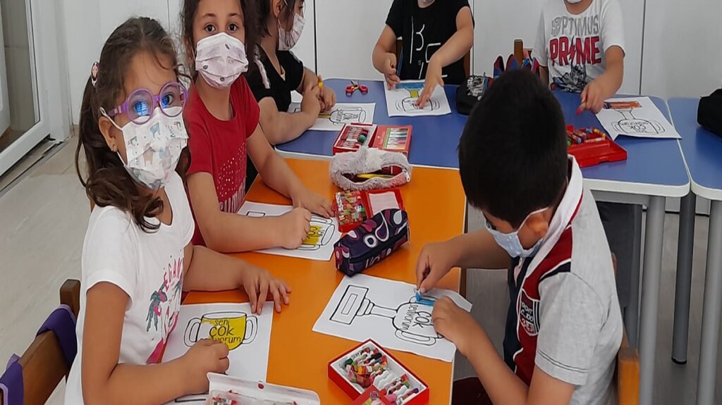 ALTIN YAPRAKLI MİNİKLERDEN BABALAR GÜNÜ' NE KUPA HEDİYESİ