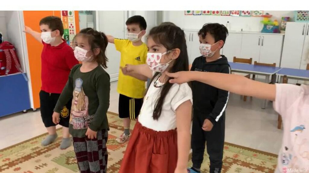 ALTIN YAPRAKLI MİNİKLERDEN ÖZGÜRLÜK ŞARKISI