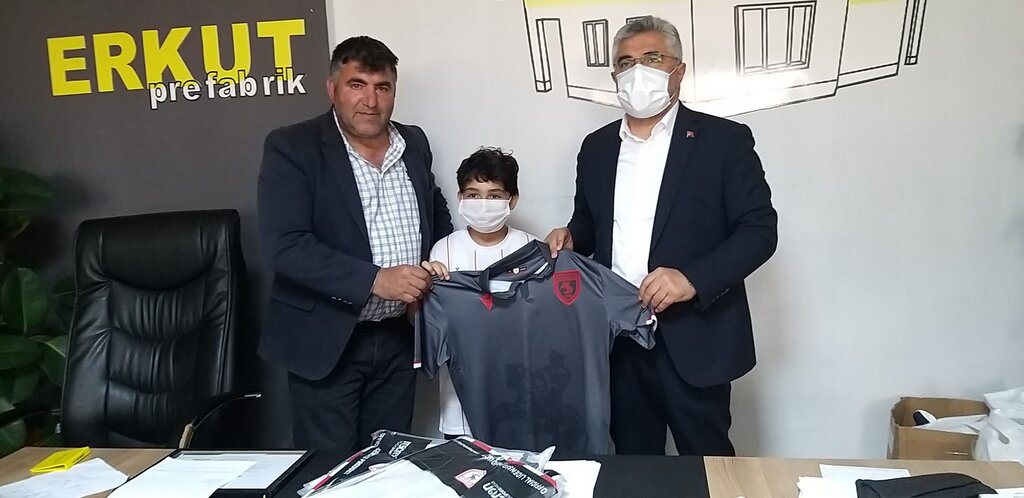 Aksu’dan anlamlı hamle. “O formalar, ihtiyaç sahibi çocuklara…”