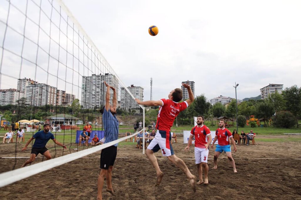 FATSA’DA PLAJ FUTBOLU VE PLAJ VOLEYBOLU TURNUVALARI BAŞLADI