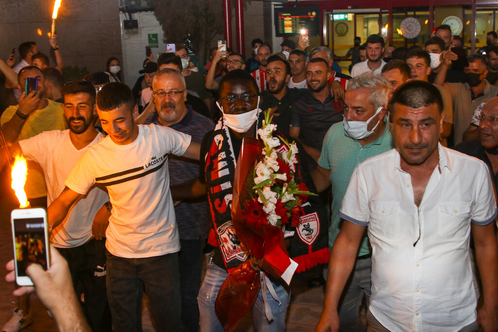 Moryke Fofana’ya taraftarlarımız sevgi gösterinde bulunarak tezahürat yaptı.