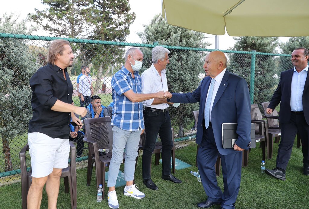 AKADEMİ DİREKTÖRÜ YÜCEL UYAR RİVA DA