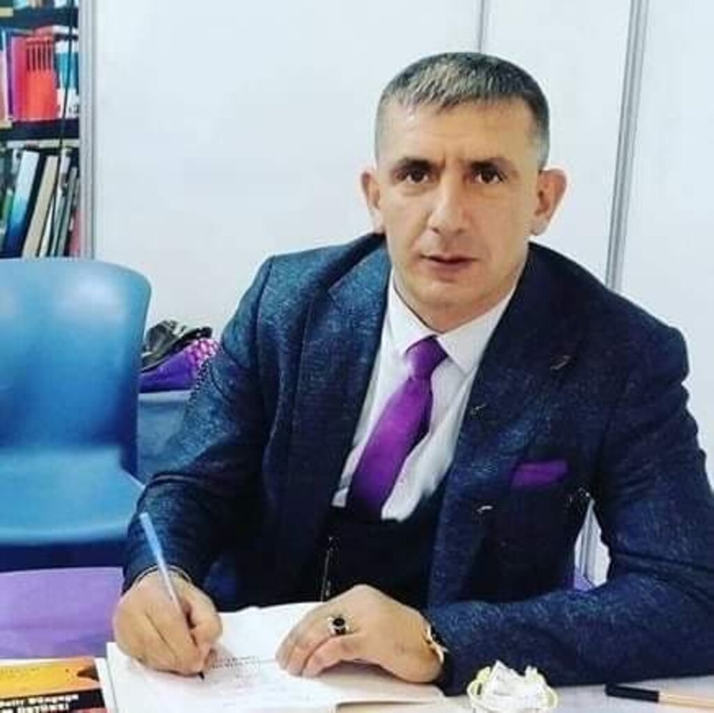 BABASI BOSNA  HERSEKLİ ANNESİ ERZURUMLU BİR ŞAİR