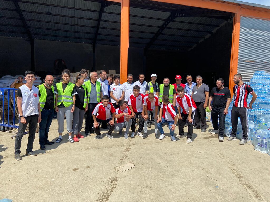 Samsunsporlular Ayancık'ta! 2 kamyon dolusu yardım götürdüler.