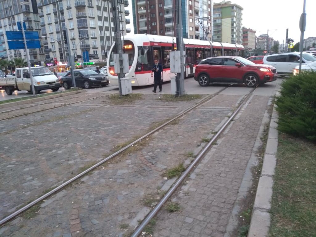 TRAMVAY OTOMOBİL GEÇİŞ KARGAŞASI HABERİMİZ SES GETİRDİ