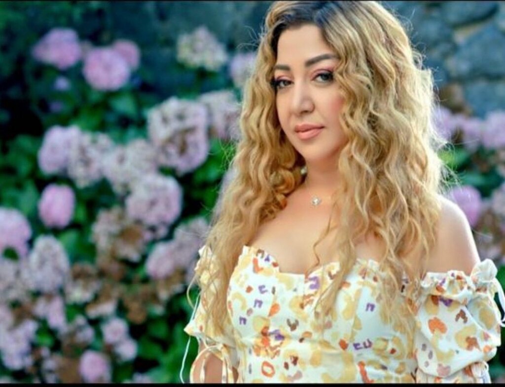 *ÇILGIN KIZ SAHNEDE*