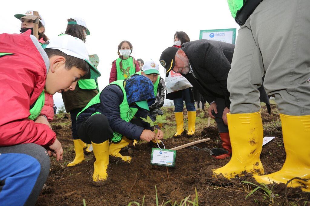 ÖĞRETMENLER ANISINA 1330 FİDAN