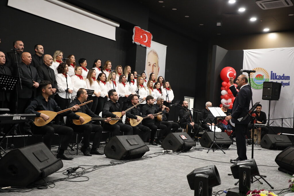  ATATÜRK’ÜN SEVDİĞİ TÜRKÜLERE YER VEREN KOROYA DİNLEYENLER EŞLİK ETTİ