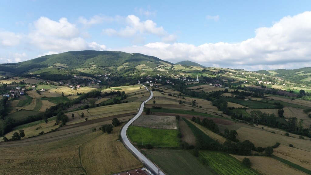 Yollar yapıldıkça vatandaşın yüzü gülüyor