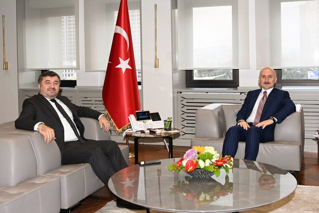 Şenlikoğlu, Ankara temasları kapsamında Ulaştırma ve Altyapı Bakanı Adil Karaismailoğlu’nu makamında ziyaret etti.