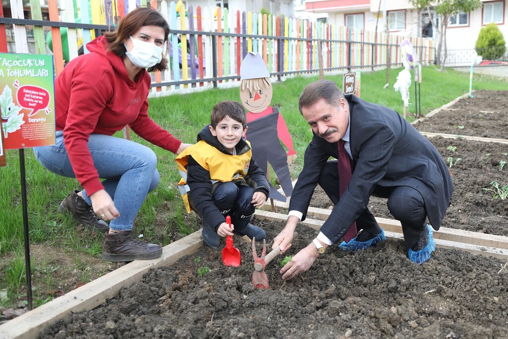 Ata Çocuklu minikler kışlık sebzelerini dikti