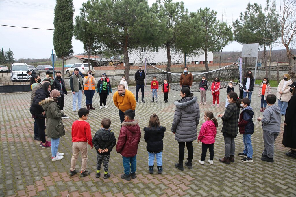 Gençlerden minik  öğrencilere jest