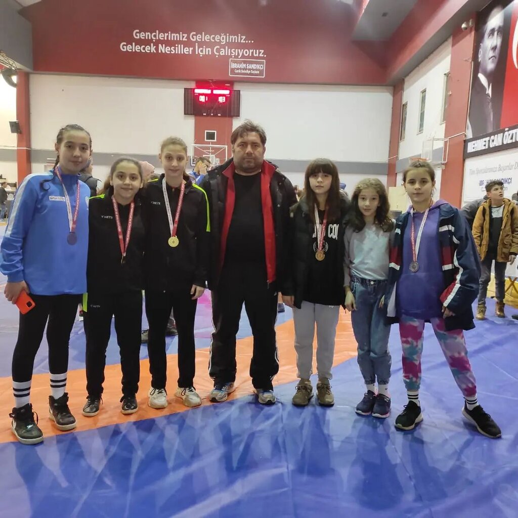 BAFRA GÜREŞ İHTİSAS GÜREŞCİLERİNDEN 2 BİRİNCİLİK, 5 MADALYA