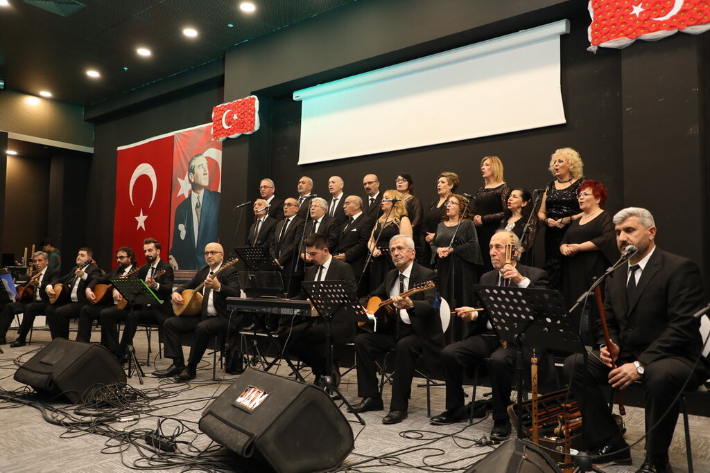3 SAATLİK MUHTEŞEM KONSER AYAKTA ALKIŞLANDI