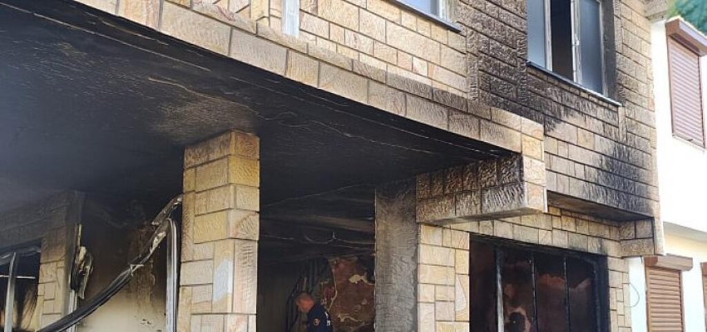 Aydın Büyükşehir Belediyesi İtfaiyesi'nden Güzelçamlı'daki yangına müdahale