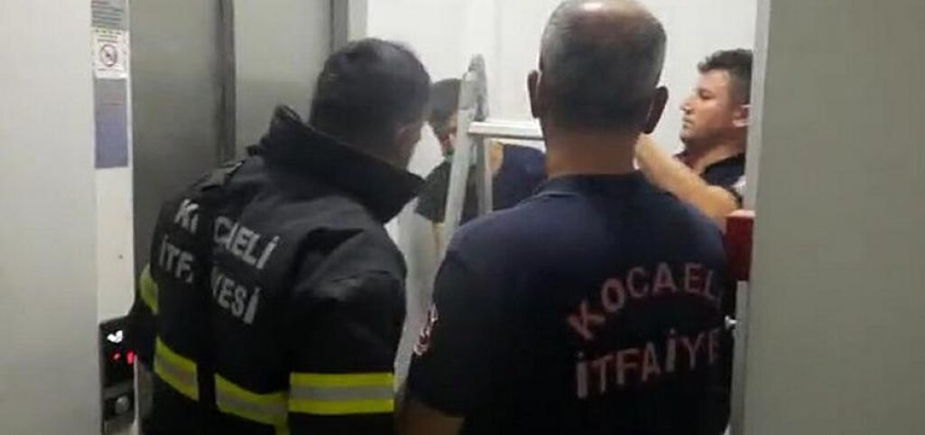 Bir saatlik asansör kabusuna itfaiye son verdi