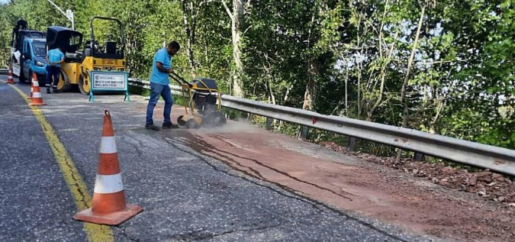 Büyükşehir’in Yol Bakım Timi gece gündüz demiyor