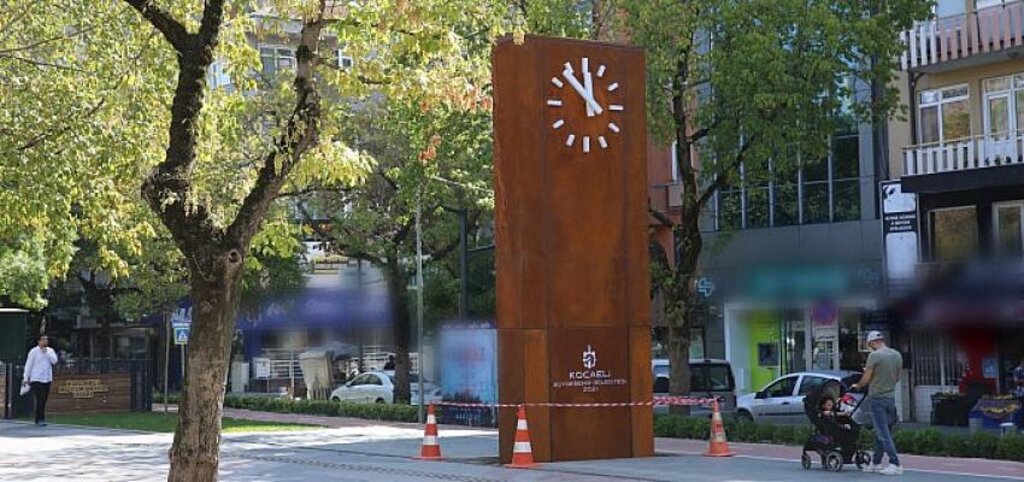 Cumhuriyet Bulvarı'nda saat kulesi önünde buluşalım