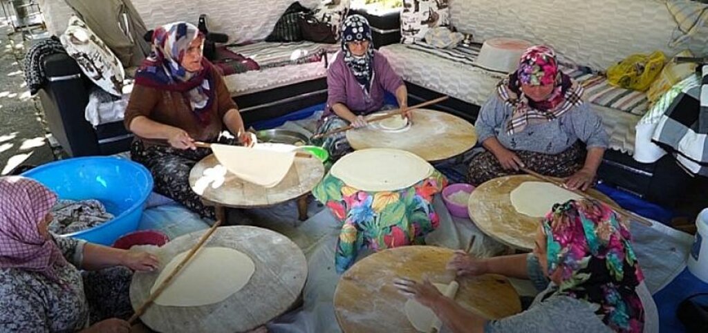 Mustafakemalpaşa'lı kadınlar imece usulü kışlık hazırlıklarına başladı