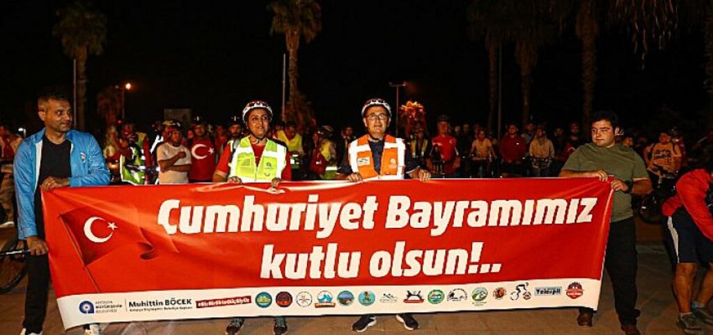 29 Ekim coşkusu Antalya sokaklarında