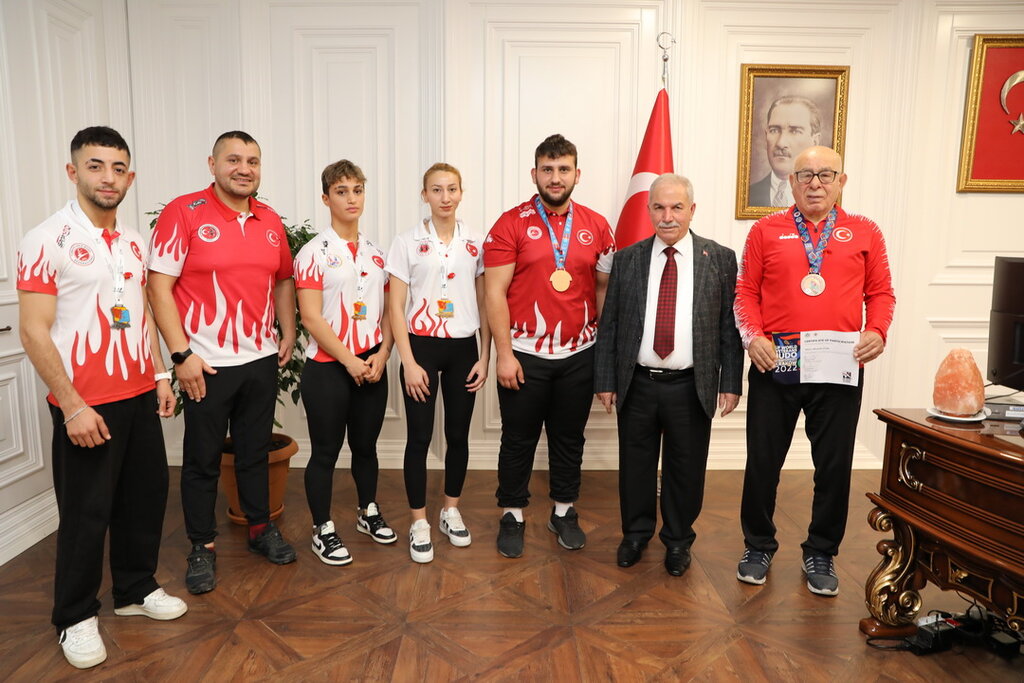 ŞAMPİYONLARINI BAŞKAN DEMİRTAŞ ALTINLA ÖDÜLLENDİRDİ