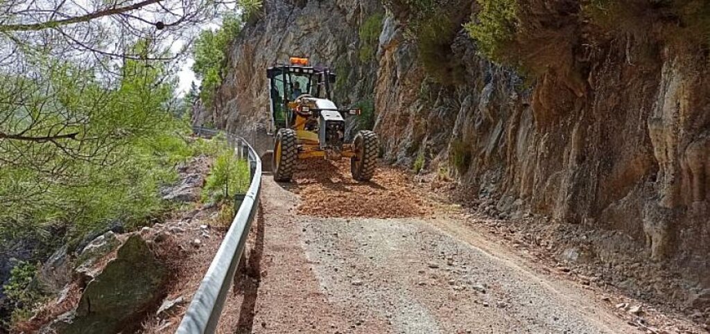Alanya’da kırsal yollarda kış hazırlıkları sürüyor