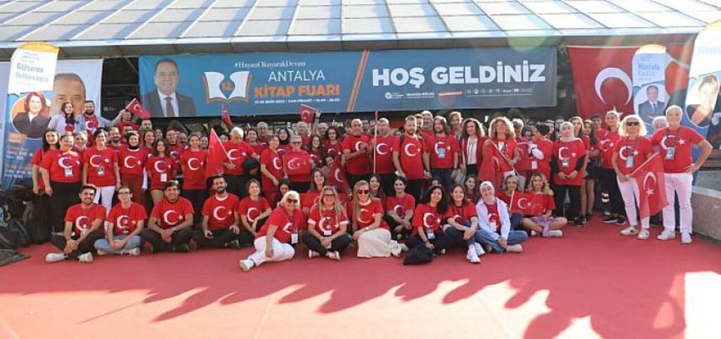 Antalya Kitap Fuarı'nda hafta sonu yoğunluğu