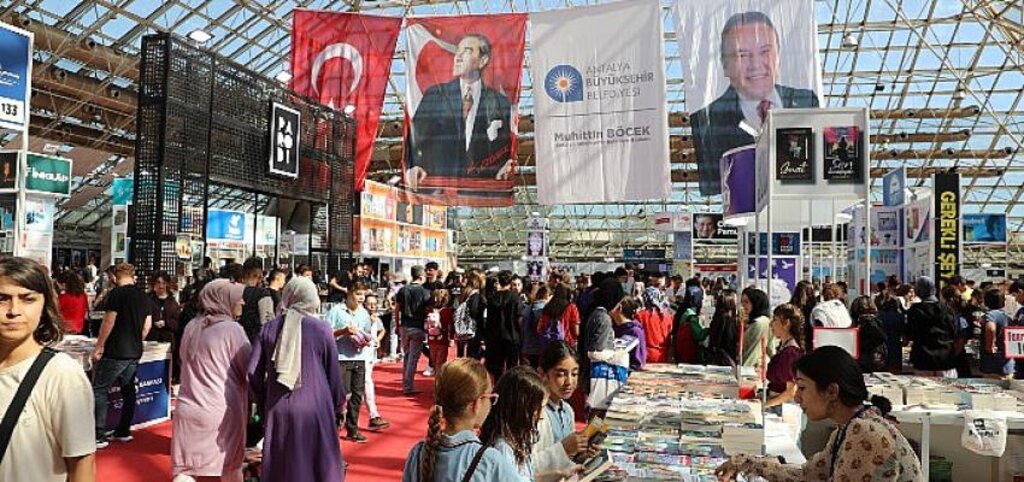 Antalya'da kitap coşkusu sürüyor