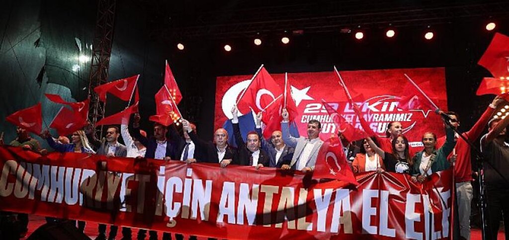 Antalya'da muhteşem Cumhuriyet coşkusu