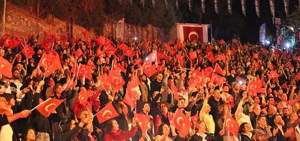 Aydın Büyükşehir Belediyesi’nin Cumhuriyet Bayramı etkinlikleri kapsamında düzenlediği Musa Göçmen Senfoni Orkestrası Konseri Aydınlıları büyüledi