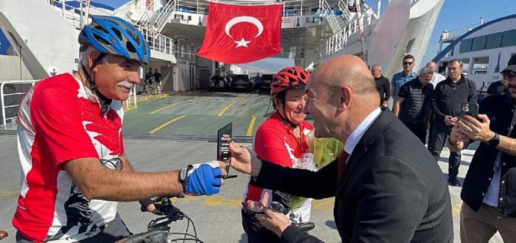 Başkan Soyer'den 350 bininci bisikletli yolcuya sürpriz