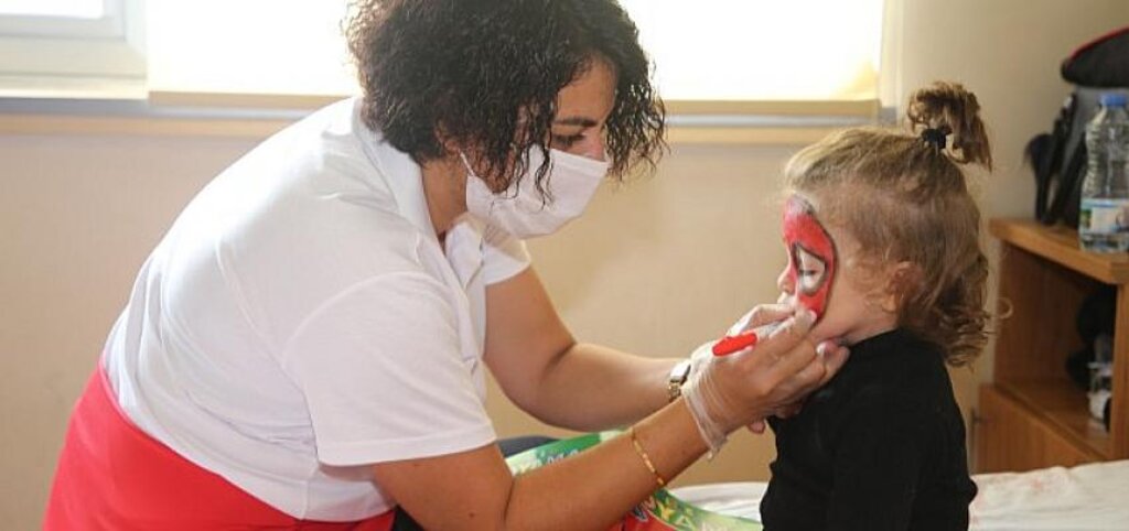 'Çık Dışarıya Oynayalım' şenliği Çocuk Hastanesi'nde