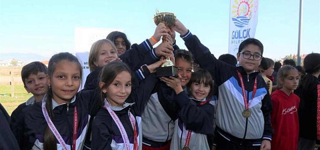 Cumhuriyet Coşkusu Gölcük'te Spor Şölenine Dönüştü