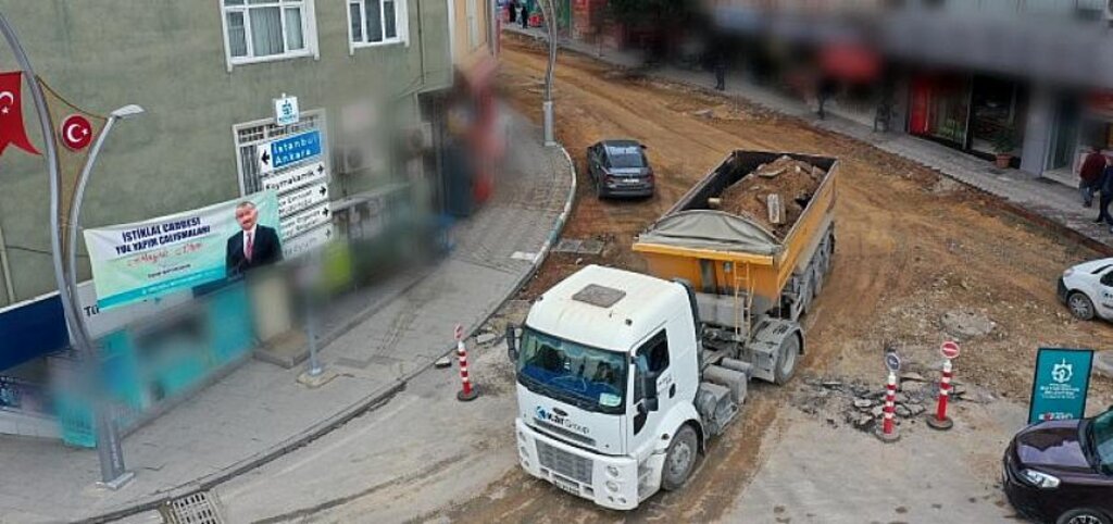 Dilovası İstiklal Caddesi'nde üstyapı çalışmaları tam gaz ilerliyor