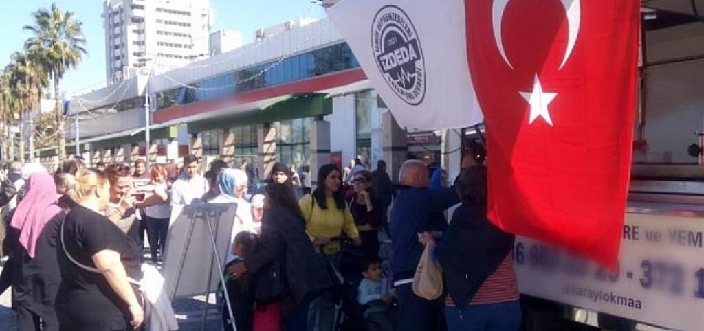 İzmir Depremzedeleri Dayanışma Derneği Bartın Maden Ocağında Şehit Olan Madenciler İçin Konak Meydanında Lokma Döktürdü