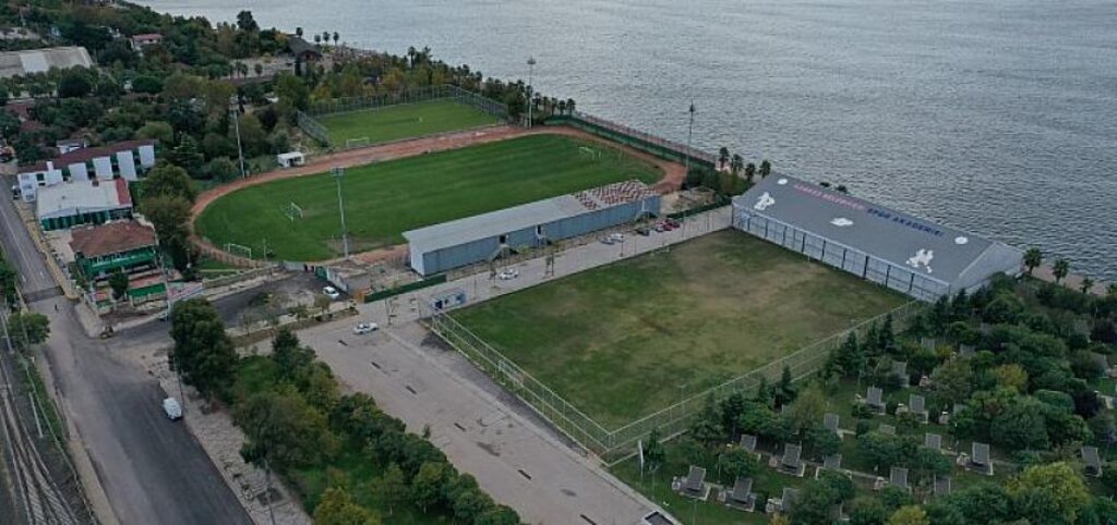 Körfez Alparslan Türkeş Spor Kompleksi'ne sentetik çim