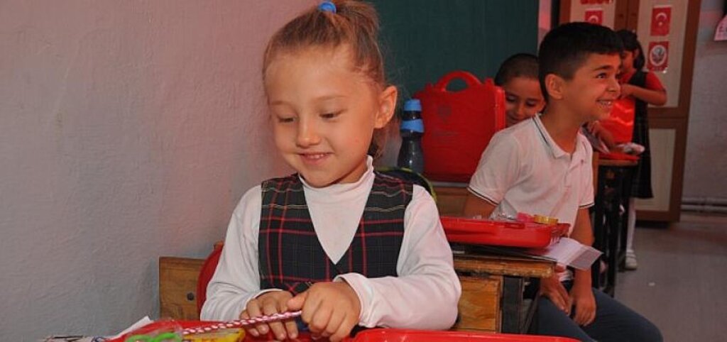 Menderes Belediyesi’nden öğrencilere destek