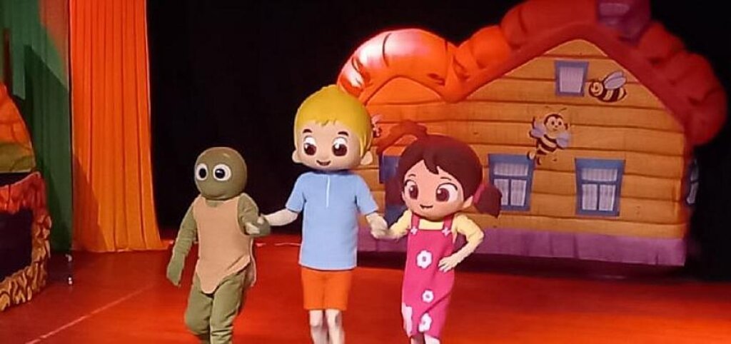 Niloya Cumhuriyet Bayramını Arkadaşlarıyla Doyasıya Kutluyor