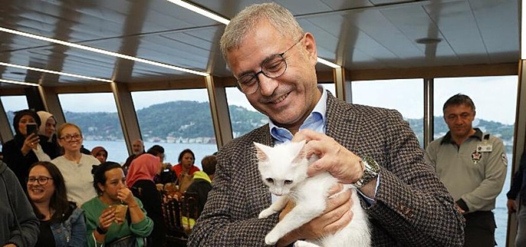 Üsküdar'da Hayvanseverler ve Minik Dostlarına Boğaz Turu