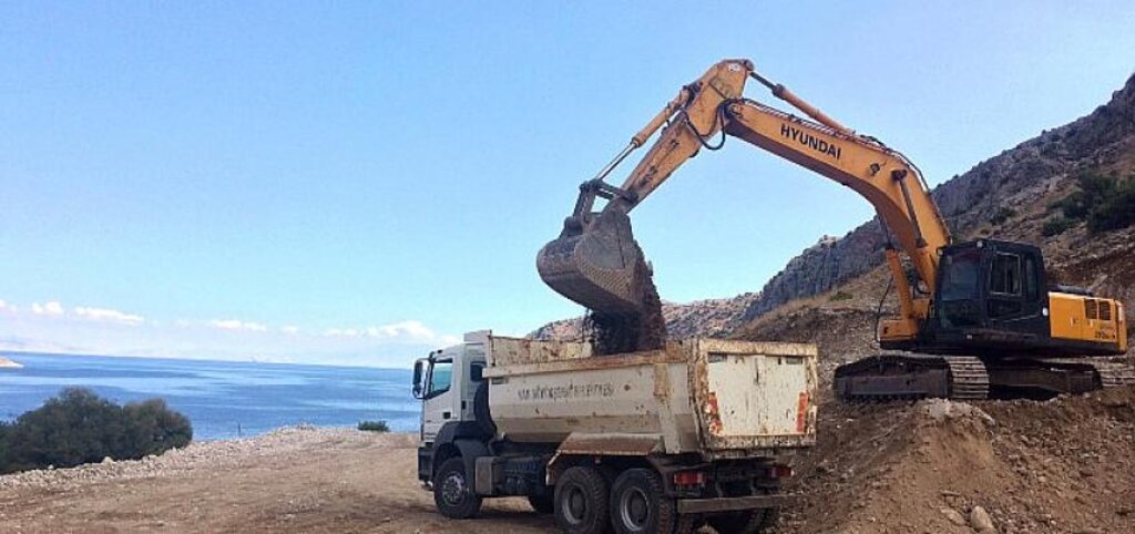 Van Büyükşehir Kırsalda Dağı Taşı Dize Getiriyor