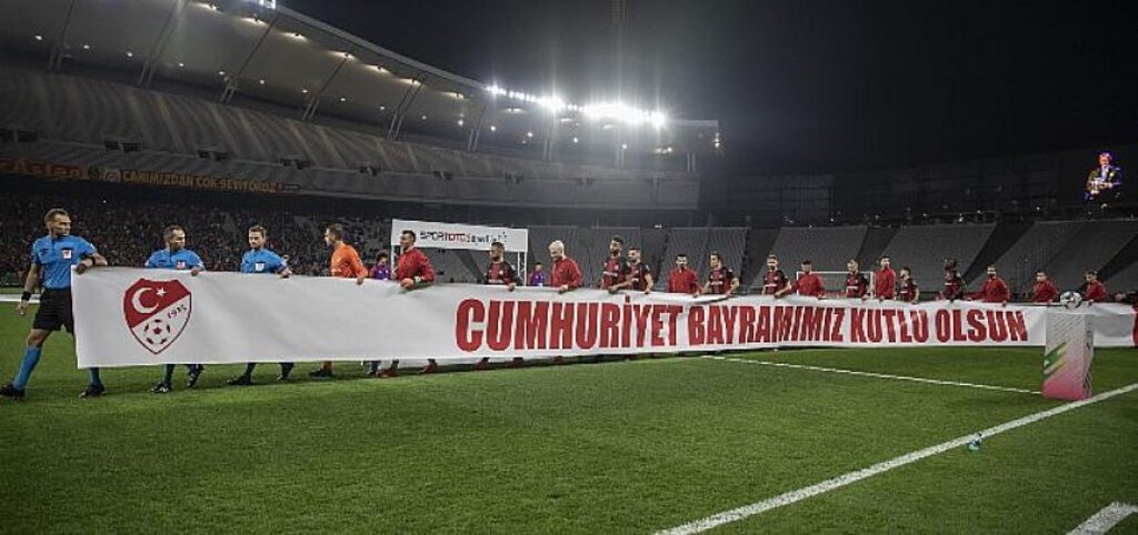 63 maçta futbolcular ve hakemler sahaya ‘Cumhuriyet’ pankartıyla çıktı