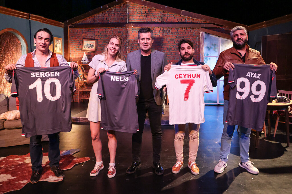Futbol Takımı Eray Yasin Işık’ın yazdığı ’Baş Belası’ tiyatro oyununu izledi.