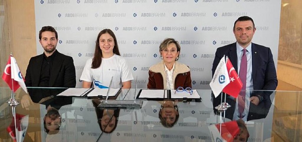 Abdi İbrahim, şampiyon milli yüzücü Merve Tuncel’in sponsoru oldu