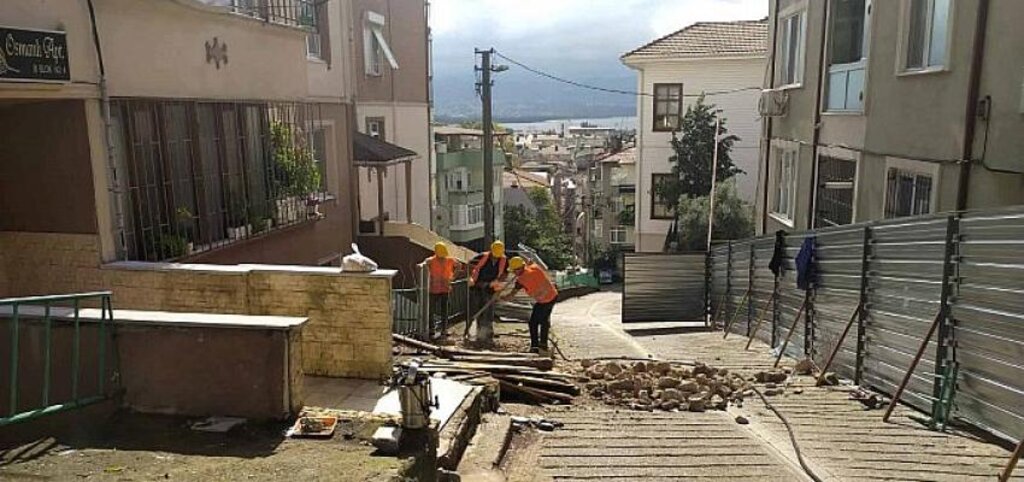 İzmit Hafız Rüştü Sokak'ta kuyu temelli iksa yapılıyor