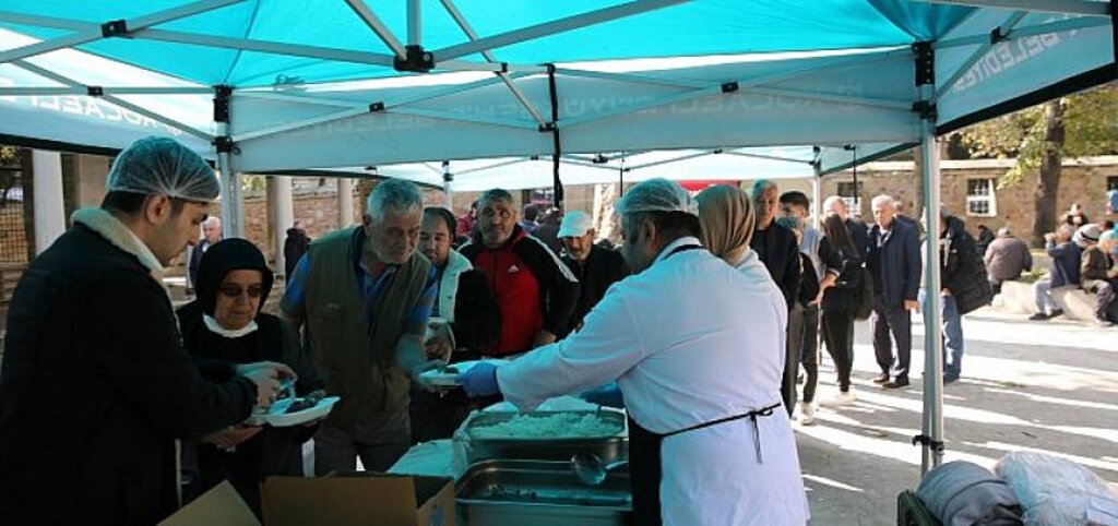 Kocaeli Büyükşehir, Atatürk'ün anısına ikram dağıttı